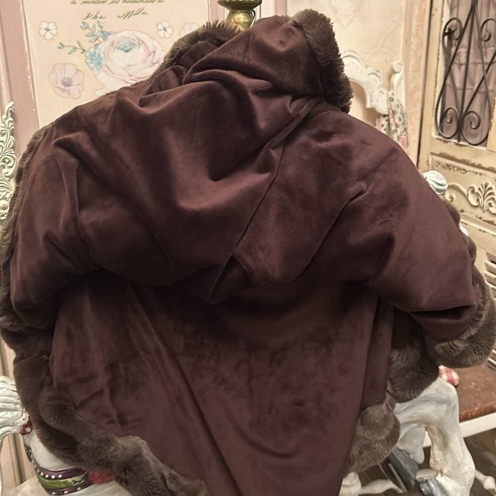 1size brown faux mink cape with warm soft velvet lining hardly worn perfect cond - Picture 4 of 4